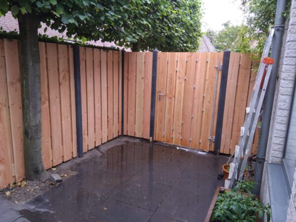 Douglas schutting met betonnen palen