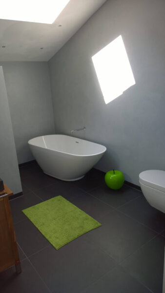 Schitterende badkamer gestukt met colorstuc